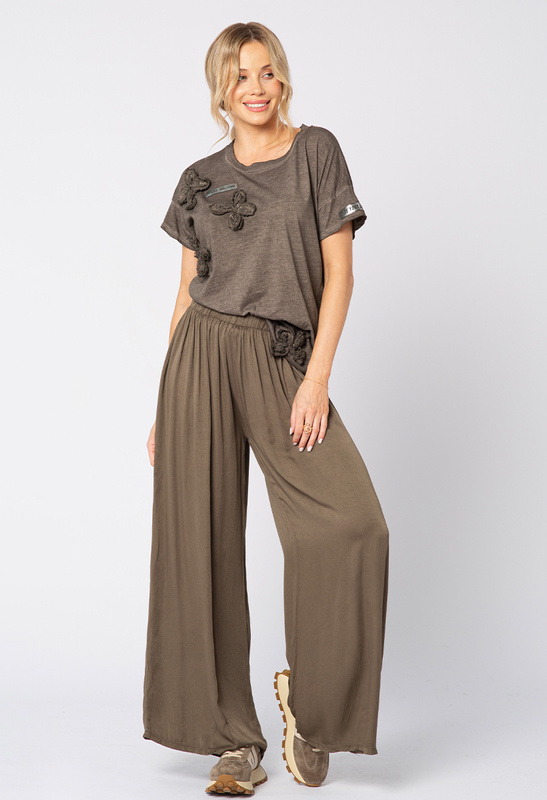 Brązowa bluzka z naszytymi kwiatkami