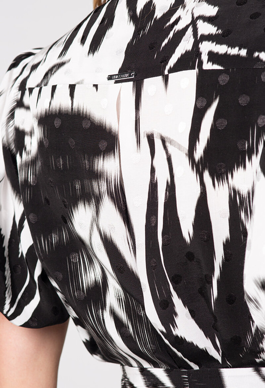 Sukienka z bufkami w biało-czarne wzory Alegranza