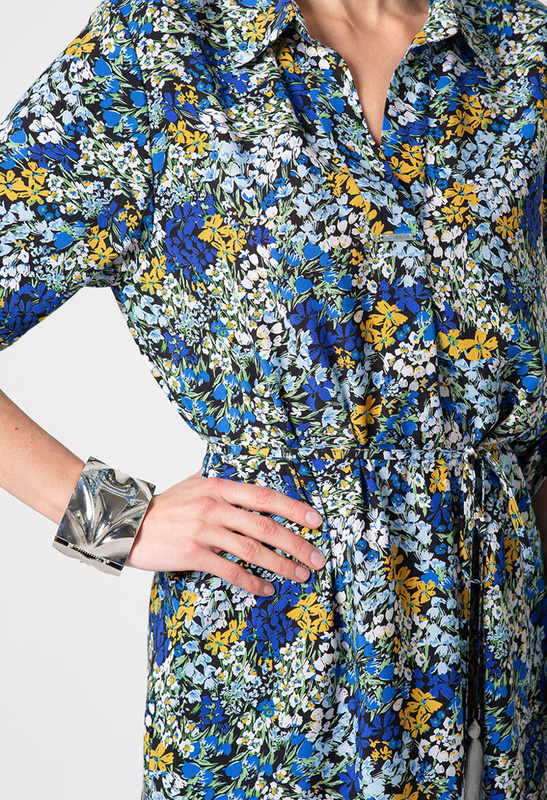 Niebieska sukienka koszulowa z wiskozy w kwiatowy print Issy