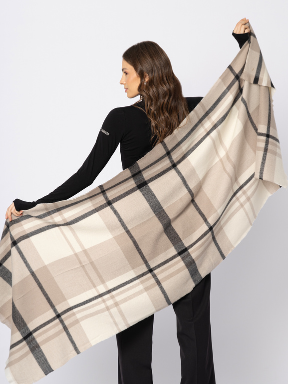 Beżowy szal w kratę