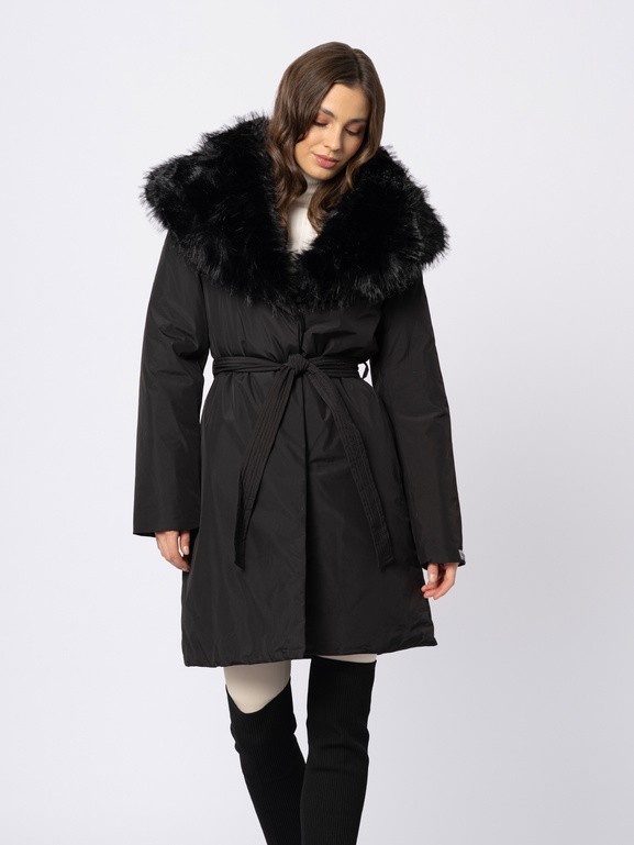 Czarny płaszcz z dużym odpinanym kołnierzem z imitacji futra