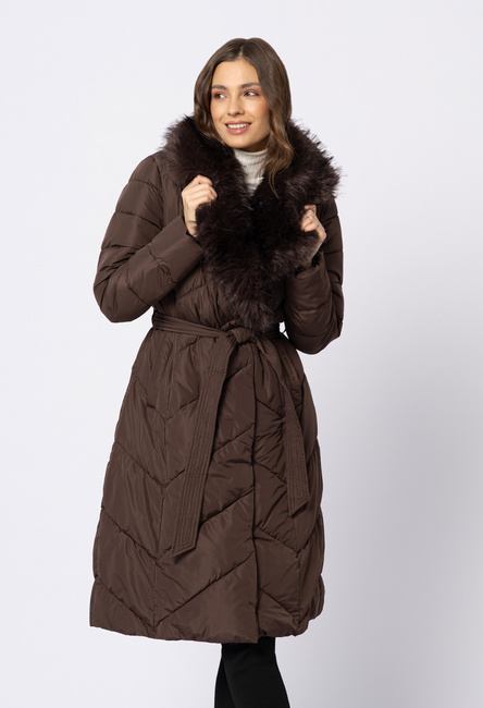 Brązowy płaszcz z futrzanym kołnierzem