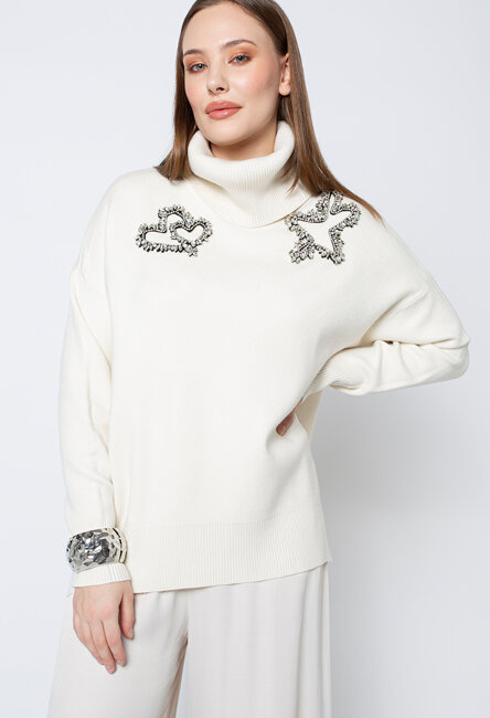 Wiskozowy sweter ecru z golfem i aplikacjami