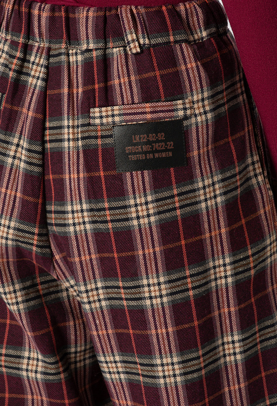 Bordowe spodnie typu balloon w kratę