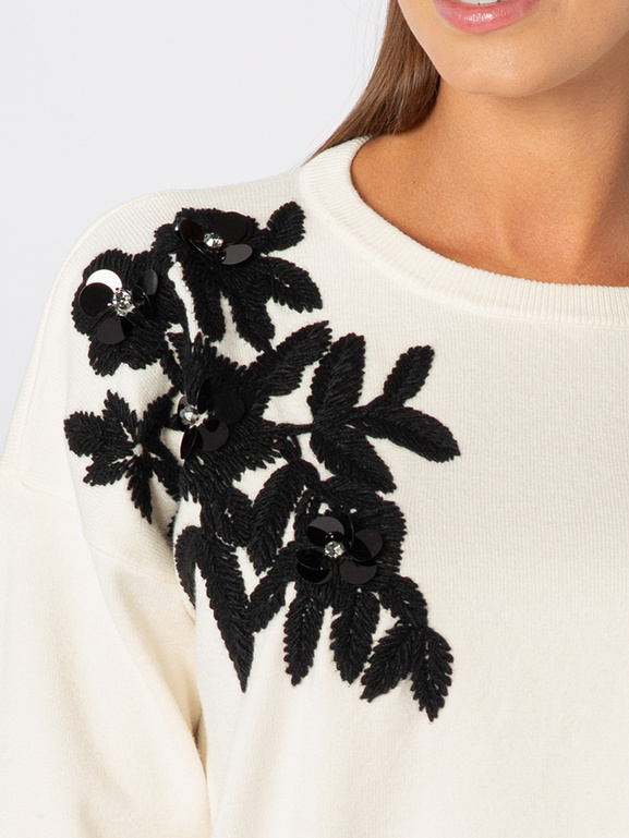Ecru sweter z czarną aplikacją na ramionach