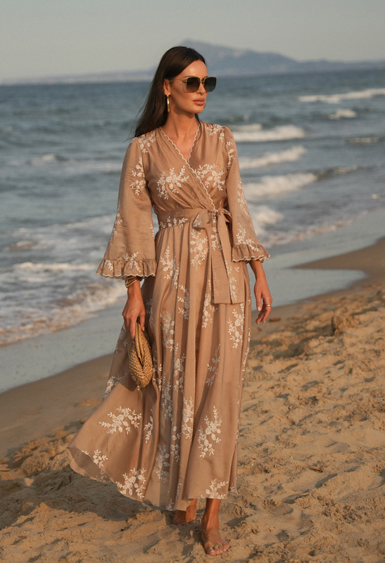 Beżowa sukienka z tencelu w haftowane kwiaty Aphrodite