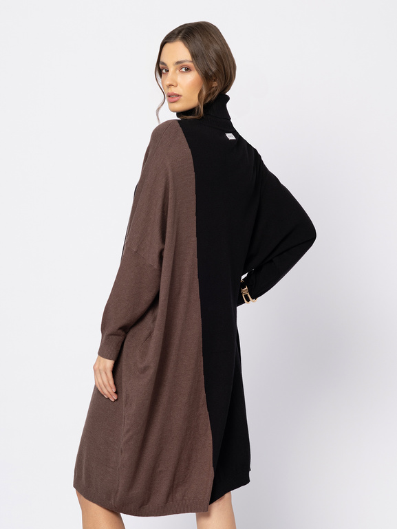 Czarna sukienka z dzianiny z brązowym pasem