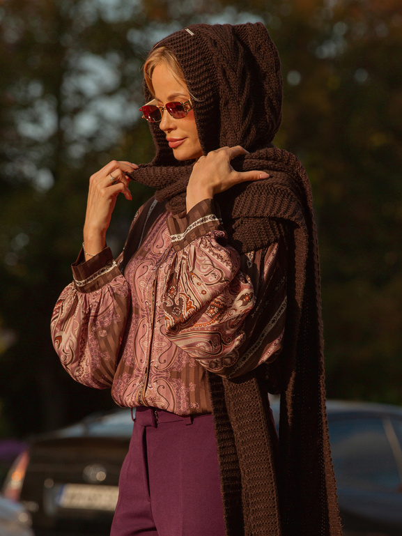 Brązowy szal z kapturem