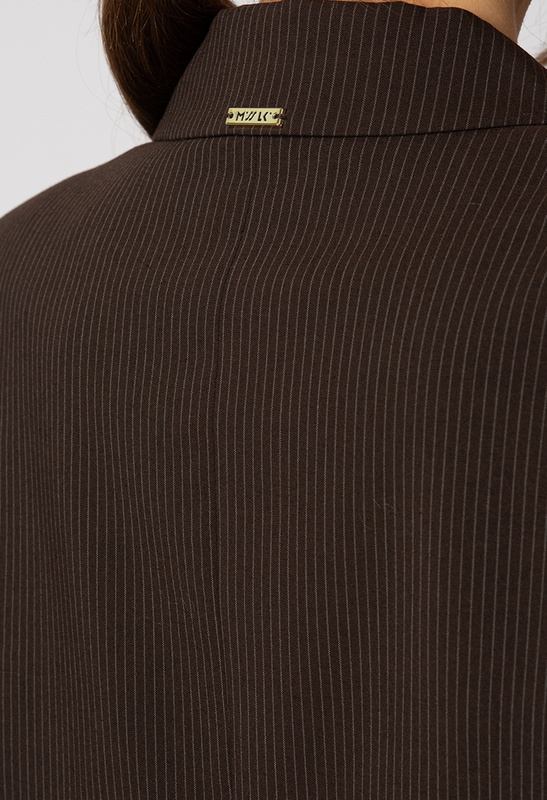 Brązowa marynarka w drobny prążek