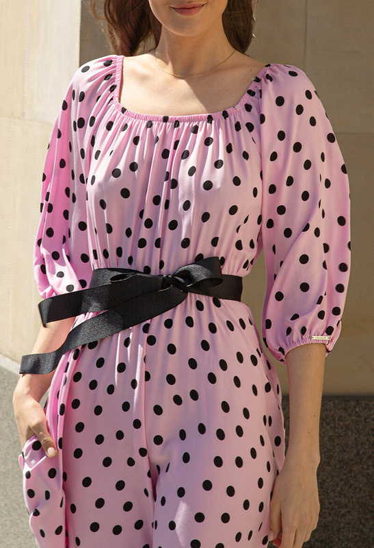 Różowa sukienka z wiskozy w czarne grochy z dwoma paskami Nathalie