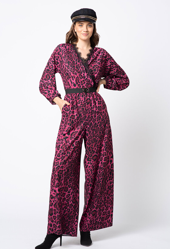 Kombinezon w kolorze czerwonego wina z motywem panterki wykończony koronką Vernazza