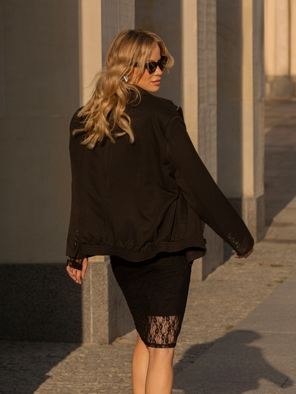 Czarna marynarka dwurzędowa ze ściągaczem z tyłu