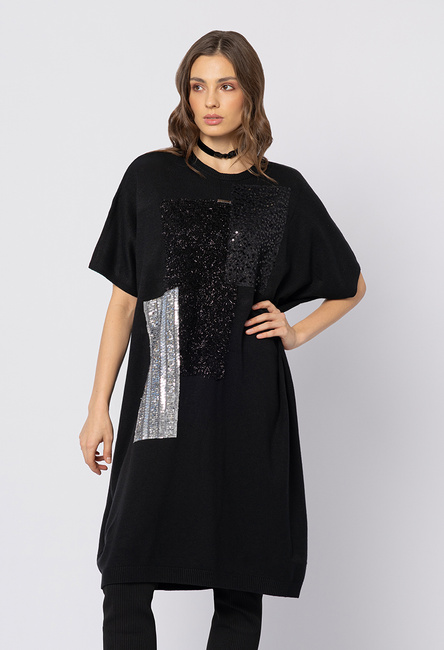 Czarna dzianinowa sukienka z ozdobnymi aplikacjami