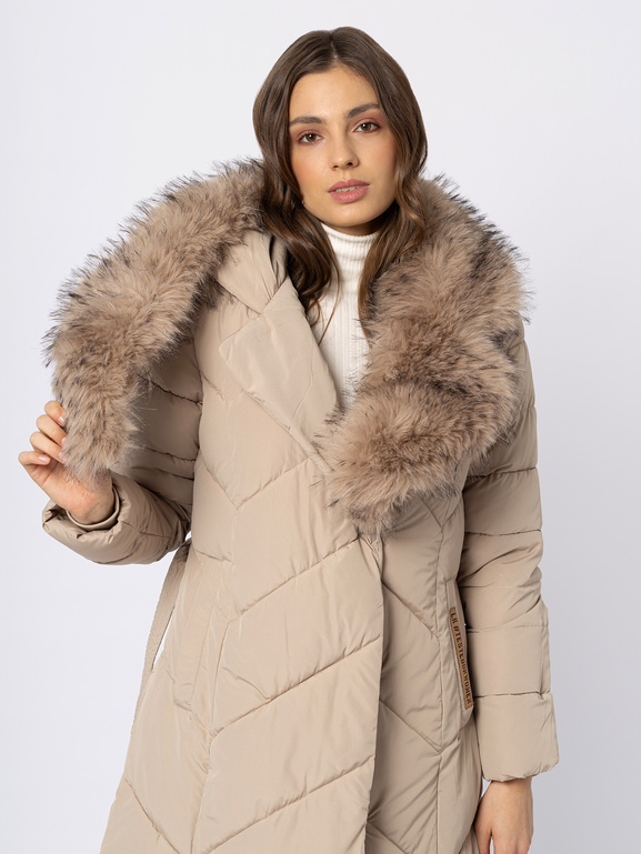 Beżowy płaszcz z futrzanym kołnierzem