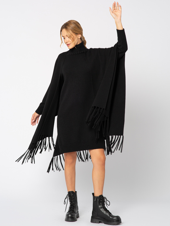 Czarny sweter ponczo z frędzlami