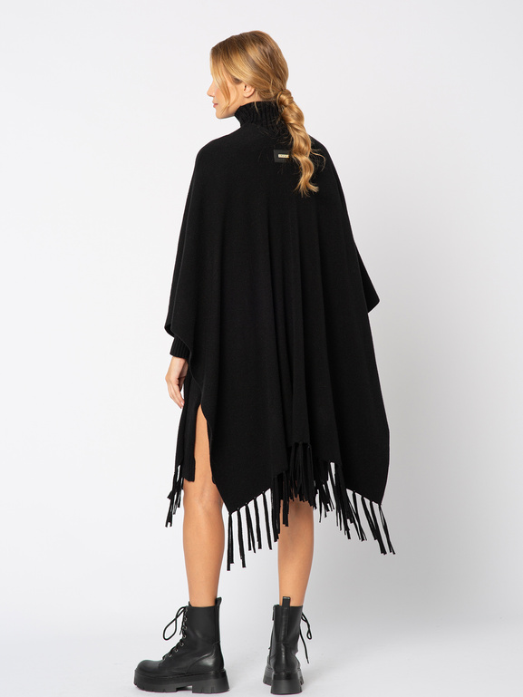 Czarny sweter ponczo z frędzlami