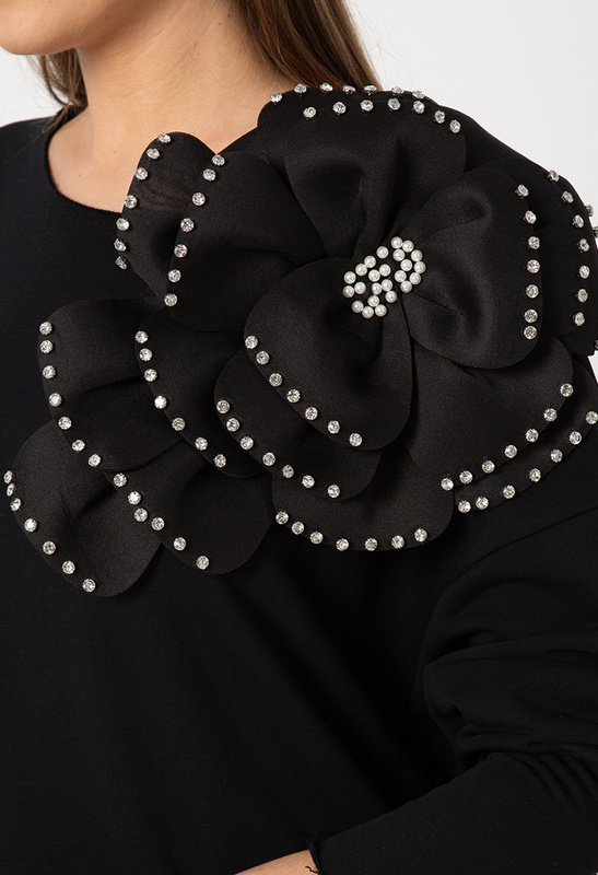 Czarna bluza z ozdobnym kwiatem z kryształkami