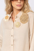Beżowa koszula wiskoza z lnem z ozdobnymi broszkami z rafii Mona