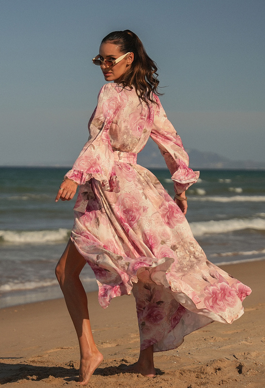 Sukienka z wiskozy w różowe kwiaty z rozkloszowanym rękawem Penelope