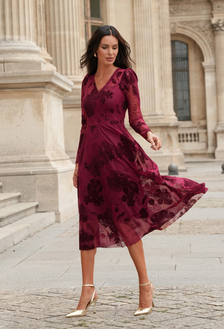Bordowa sukienka z flokowanym kwiatowym wzorem