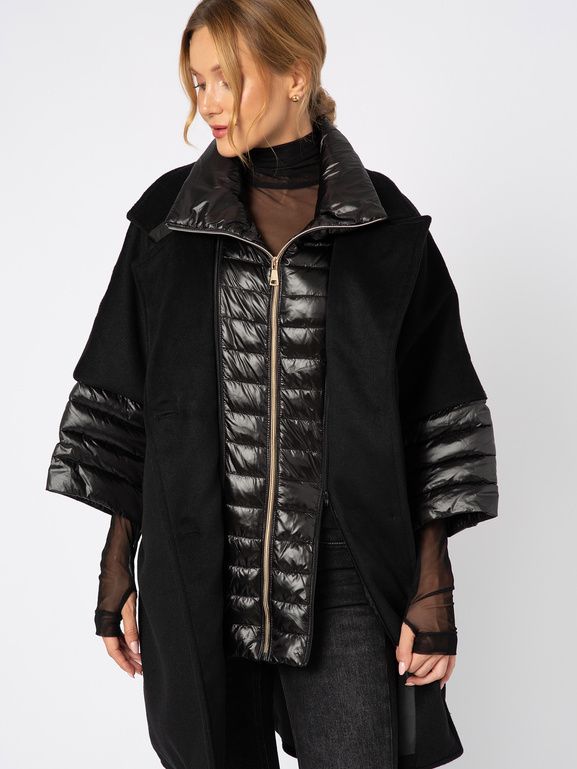 Czarny szeroki płaszcz z pikowanym kołnierzem i rękawem