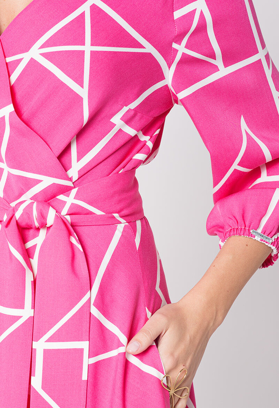 Różowa sukienka z wiskozy w białe linie Calais