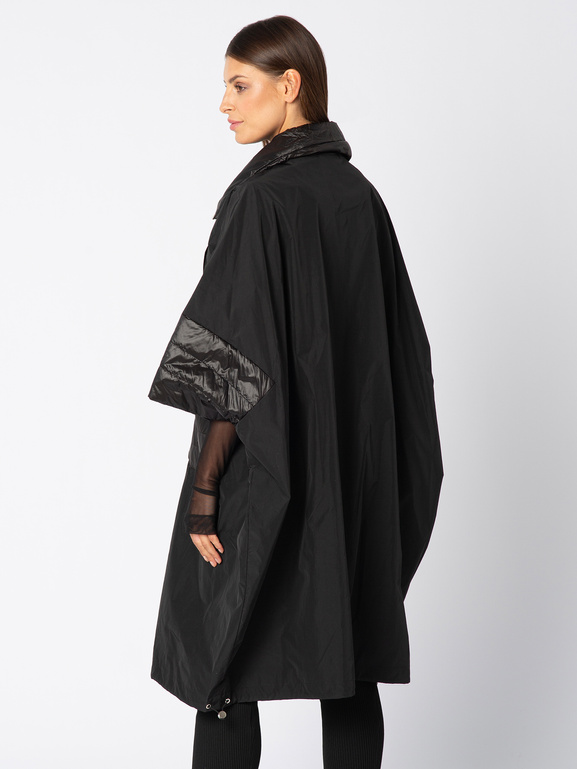 Czarny szeroki płaszcz z pikowaniami