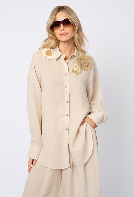 Beżowa koszula wiskoza z lnem z ozdobnymi broszkami z rafii Mona