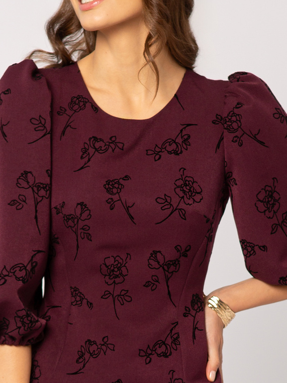 Bordowa sukienka z czarnym flockowym wzorem i bufiastym rękawem