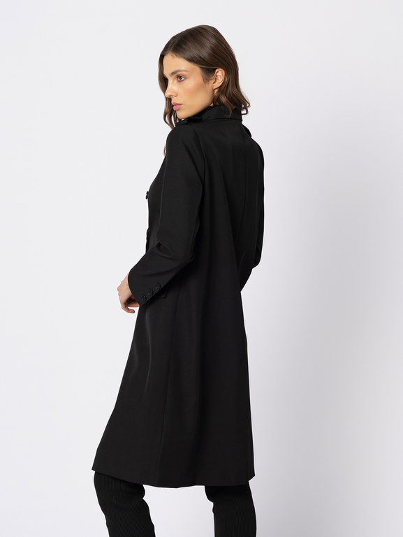 Czarny dwurzędowy płaszcz