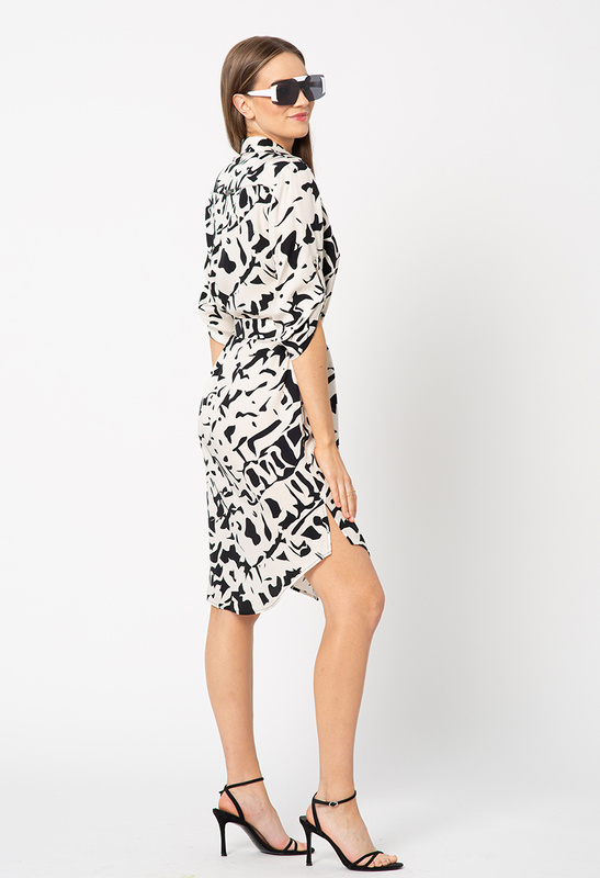 Wiskozowa sukienka koszulowa w czarne wzory