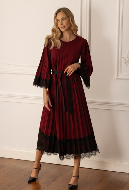 Bordowa plisowana sukienka z wiązeniem wykończona koronką