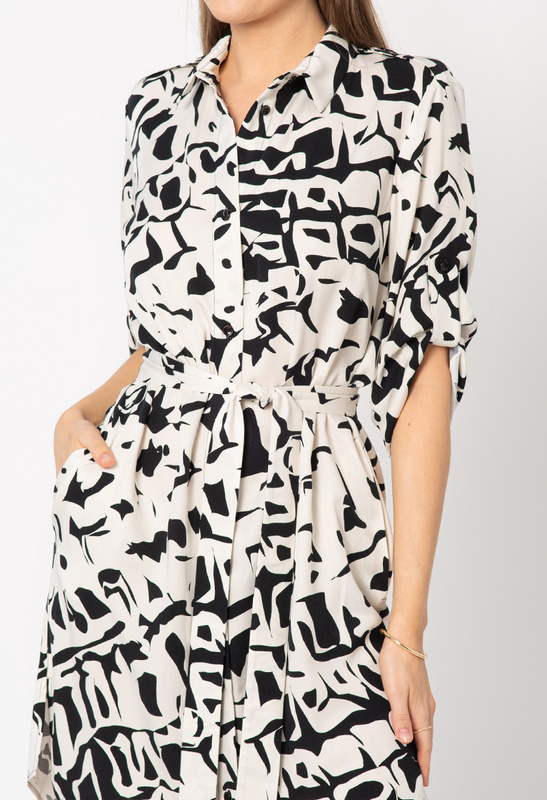 Wiskozowa sukienka koszulowa w czarne wzory