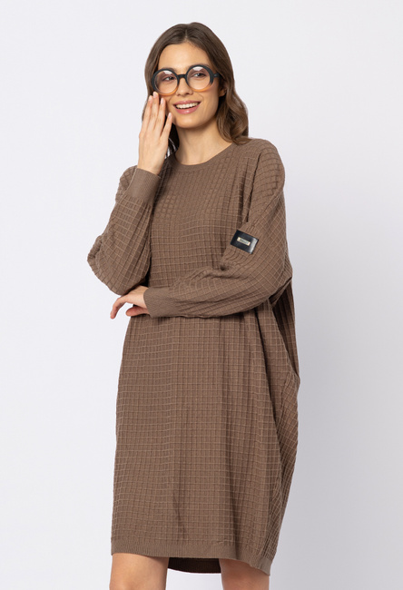 Brązowa sukienka z dzianiny w kwadratowy splot