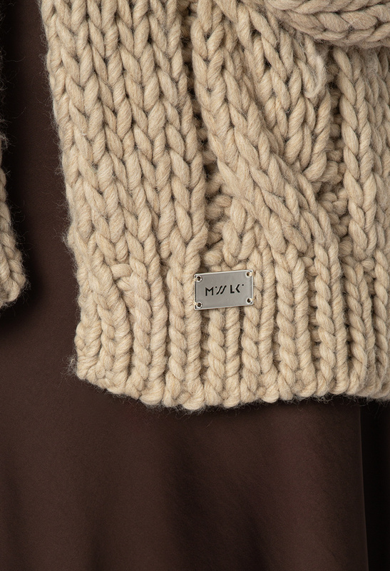 Beżowy sweter warkocz bez zapięcia