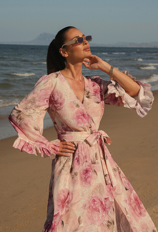 Sukienka z wiskozy w różowe kwiaty z rozkloszowanym rękawem Penelope