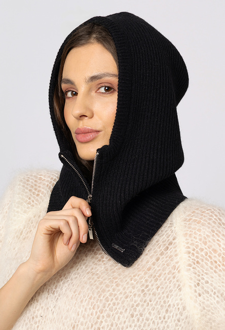 Czarna czapka typu balaklawa