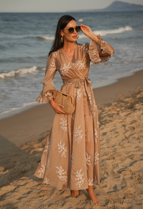 Beżowa sukienka z tencelu w haftowane kwiaty Aphrodite
