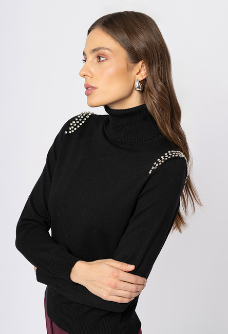Czarny sweter z golfem i kamieniami na ramionach