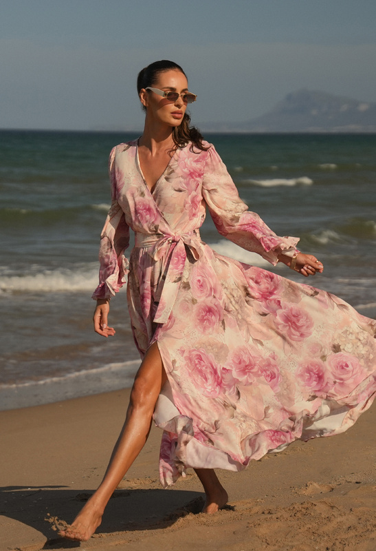 Sukienka z wiskozy w różowe kwiaty z rozkloszowanym rękawem Penelope