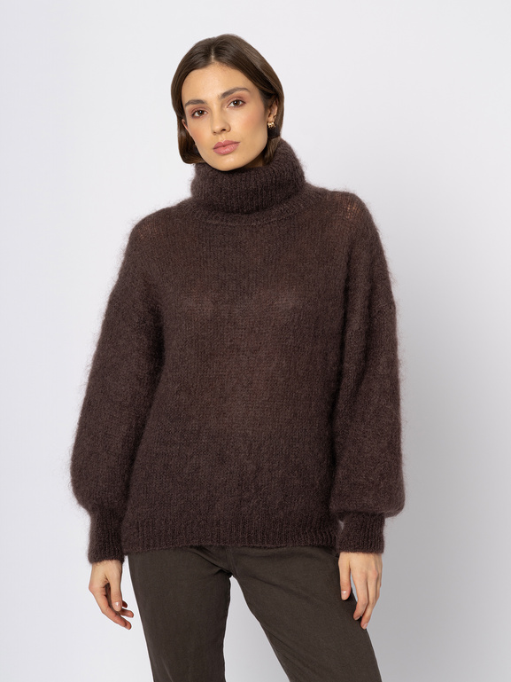 Mohairowy brązowy sweter z golfem