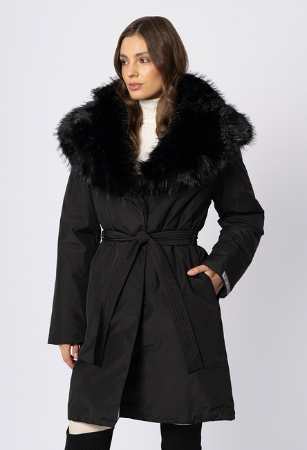 Czarny płaszcz z dużym odpinanym kołnierzem z eco futra