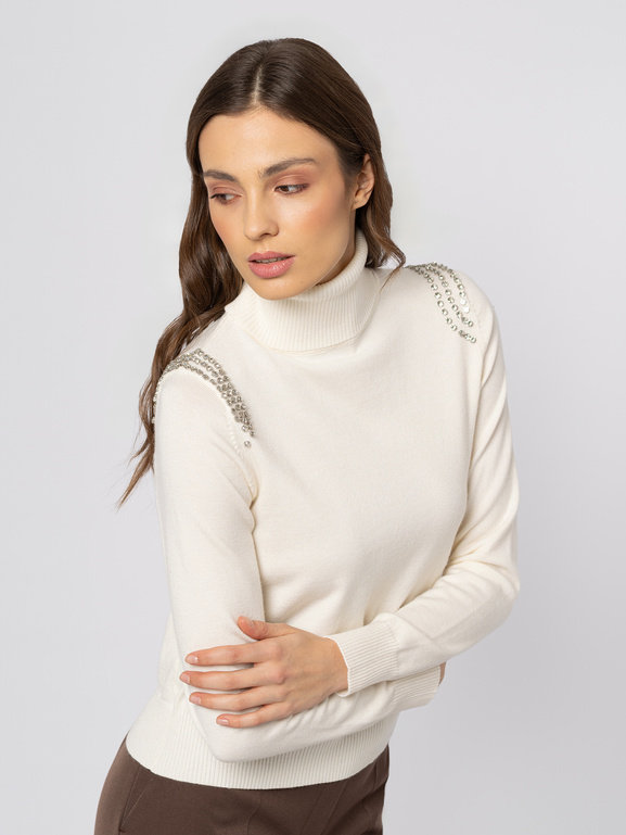 Ecru sweter z golfem i kamieniami na ramionach