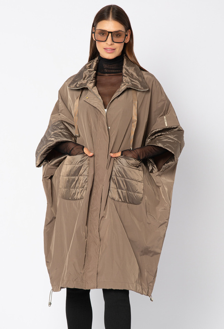 Beżowy szeroki płaszcz z pikowaniami