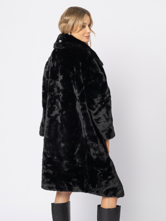 Czarny płaszcz z imitacji futra
