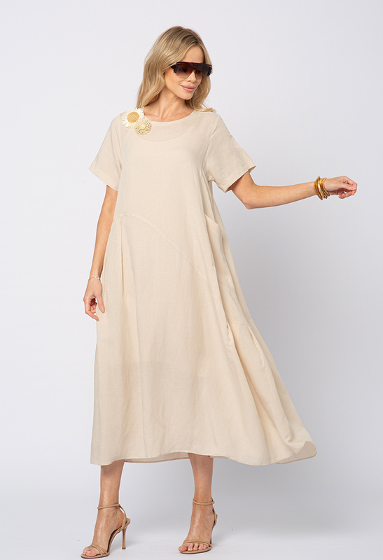 Beżowa sukienka wiskoza z lnem z ozdobnymi broszkami z rafii