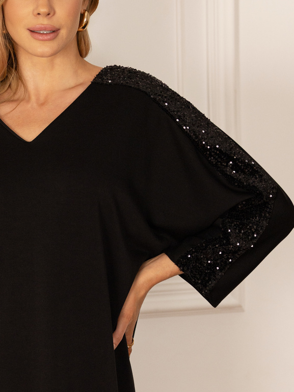 Czarna sukienka z cekinami na ramionach i kokardą na plecach