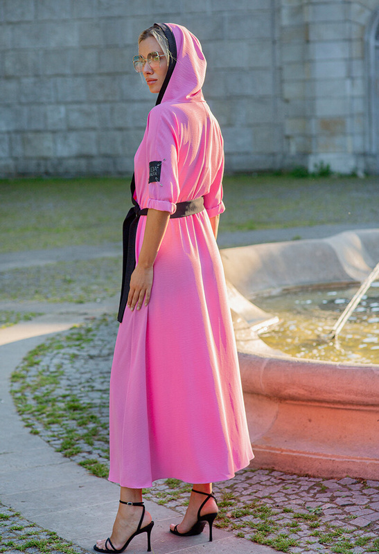 Długa różowa sukienka z kapturem i kontrastowym paskiem Madrid