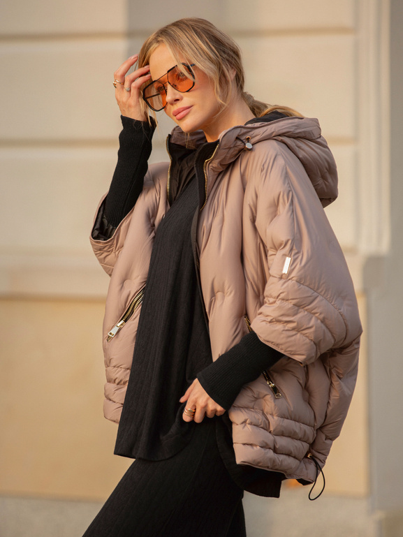 Beżowa puchowa kurtka z kapturem i rękawem ze ściągacza