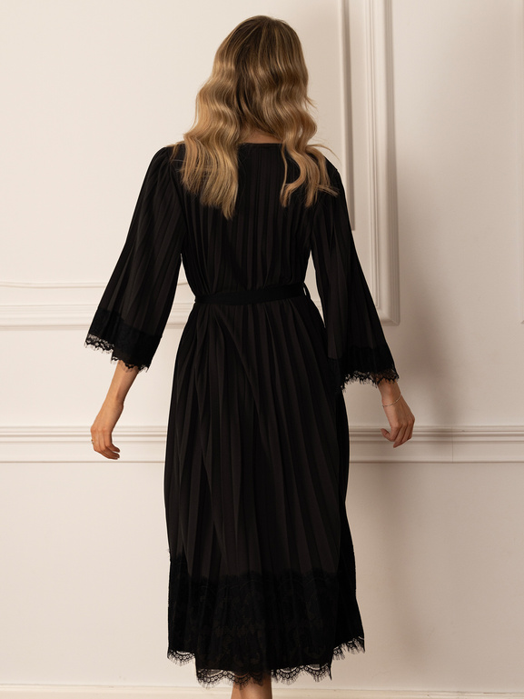 Czarna plisowana sukienka zakończona koronką z paskiem do wiązania